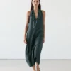 Φορέμα μέσου μήκους από μείγμα λινού με V λαιμόκοψη Φορέμα μέσου μήκους από μείγμα λινού με V λαιμόκοψη