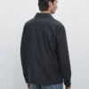 Κοντό μπουφάν με λεπτομέρειες στις τσέπες Κοντό μπουφάν με λεπτομέρειες στις τσέπες
