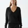 Πλεκτό πουλόβερ από λινό με V-neck Πλεκτό πουλόβερ από λινό με V-neck