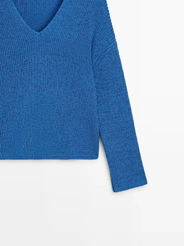 Πλεκτό πουλόβερ με V λαιμόκοψη από μείγμα βαμβακιού Πλεκτό πουλόβερ με V λαιμόκοψη από μείγμα βαμβακιού