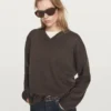 Πλεκτό πουλόβερ oversize με V λαιμόκοψη Πλεκτό πουλόβερ oversize με V λαιμόκοψη