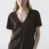 Ρευστό T-shirt με V-neck Ρευστό T-shirt με V-neck