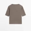 T-shirt από μείγμα μαλλιού με λεπτομέρειες σε αντίθεση T-shirt από μείγμα μαλλιού με λεπτομέρειες σε αντίθεση