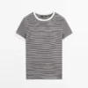 T-shirt με κοντά μανίκια και λεπτομέρειες σε αντίθεση T-shirt με κοντά μανίκια και λεπτομέρειες σε αντίθεση