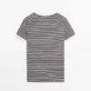 T-shirt με κοντά μανίκια και λεπτομέρειες σε αντίθεση T-shirt με κοντά μανίκια και λεπτομέρειες σε αντίθεση