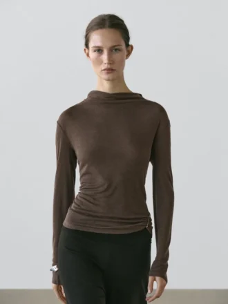 T-shirt με λαιμόκοψη