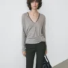 T-shirt με V λαιμόκοψη και λεπτομέρεια από δαντέλα T-shirt με V λαιμόκοψη και λεπτομέρεια από δαντέλα